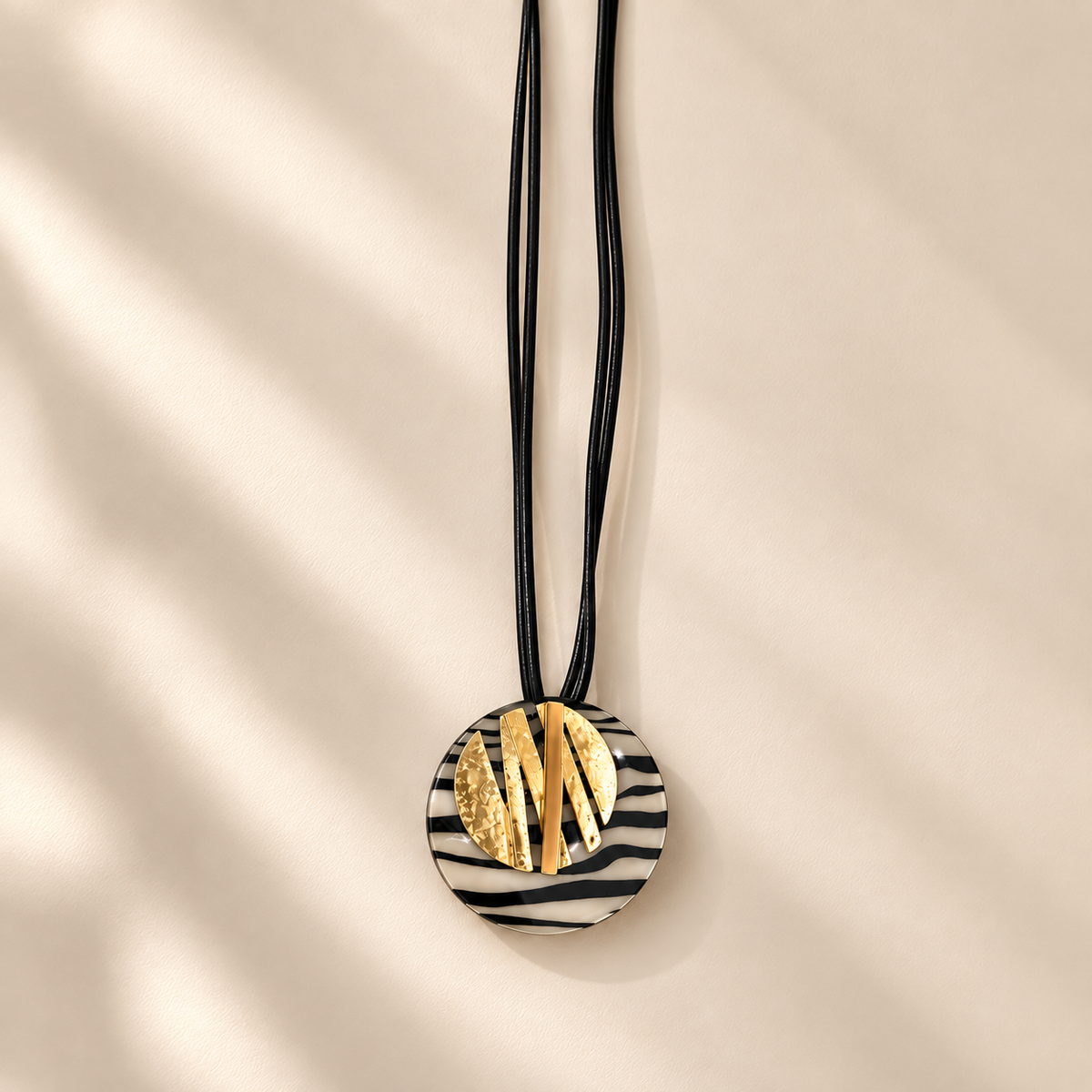 Collar Composición Largo Negros Dorados-Plateados